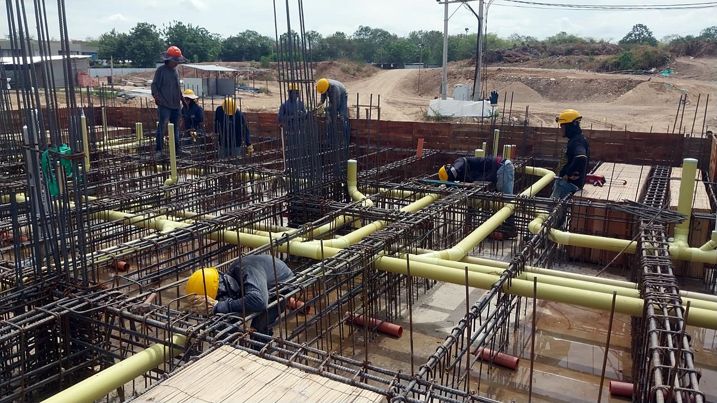 Cuadrilla de ORIGO armando la cimentación de la torre 6
